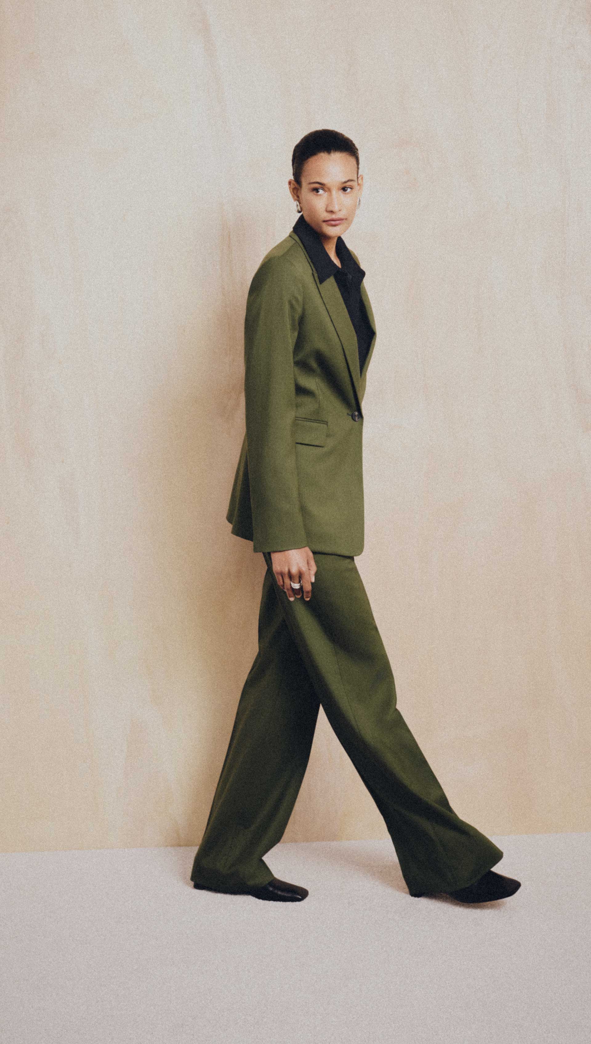 Single Button Blazer in Seasonless Wool | Olive - Image 9